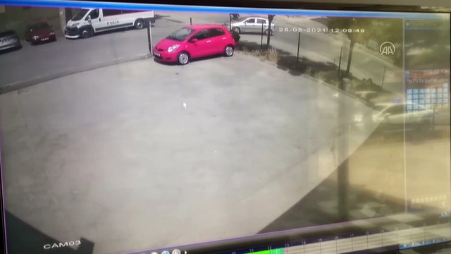 KOCAELİ - Otomobille çarpışan motosiklet sürücüsünün yaralandığı trafik kazası güvenlik kamerasında