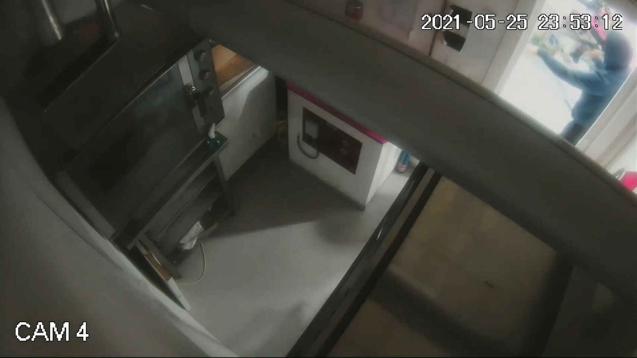 Un atracador golpeando en la cabeza con su pistola a una empleada de una gasolinera de Fuente Álamo.