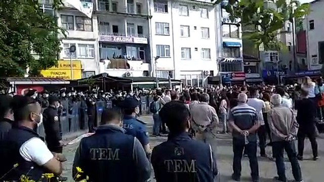 Kota ve kontenjanın kaldırılmasını isteyen çay üreticileri Hopa meydanında