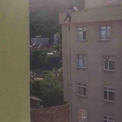 ÇATIDAN SARKAN GENCİ KURTARAN ÖĞRETMEN VE GÜVENLİKÇİ O ANLARI ANLATTI