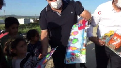 - Çadırlarda yaşayan çocukların oyuncak sevinci