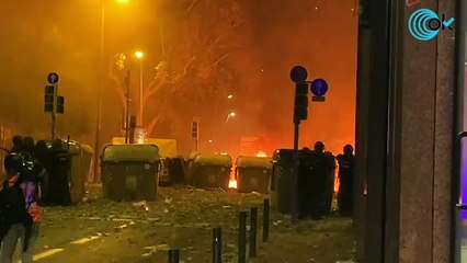 Ataque a la Policía en Barcelona durante las protestas por la sentencia del Procés
