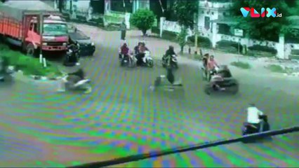 Detik-Detik Aksi Begal di Tengah Keramaian,