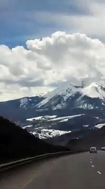 Un camion sans frein doit utiliser le lit d'arrêt d'urgence dans une pente vertigineuse