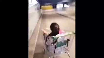 Il pousse sa soeur dans un caddie dans une pente... complètement fou