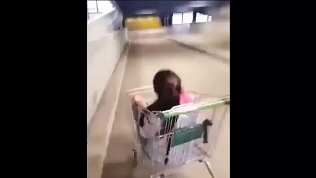 Il pousse sa soeur dans un caddie dans une pente... complètement fou