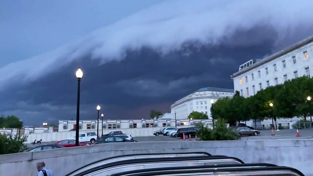 Un nuage d'orage impressionnant avance vers Washington DC