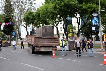 Fatih'te tırın üzerindeki 13 tonluk beton blok yola devrildi