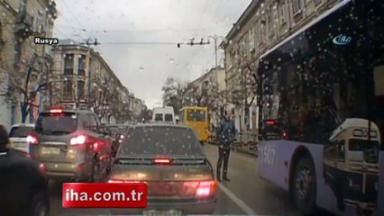 Otobüs çarptı, hiçbir şey olmamış gibi ayağa kalktı