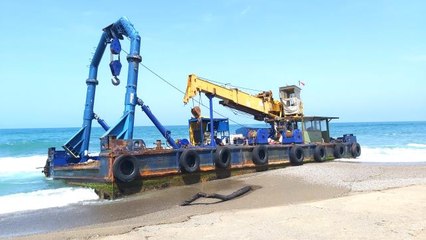 Sakarya'da vinçli duba şiddetli rüzgar nedeniyle karaya oturdu