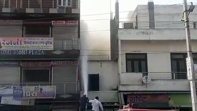 इलेक्ट्रिकल गोदाम में लगी आग, वायर जलकर हुए राख