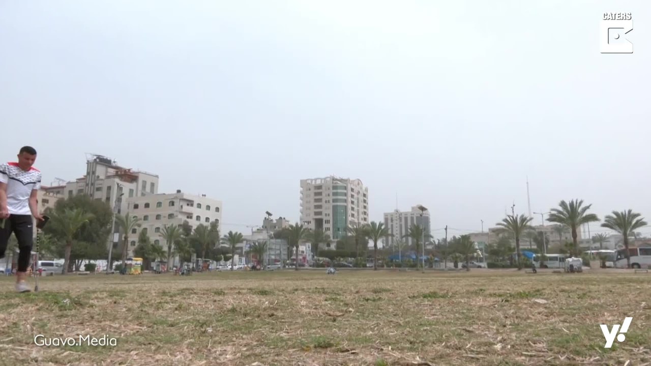 Teenager mit Behinderung trainieren Parkour