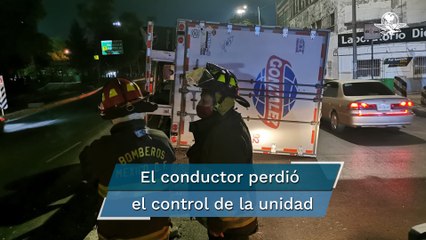 Tráiler cargado de detergente vuelca en Circuito Interior