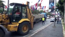 Fatih’te tırın üzerindeki 13 tonluk beton blok yola devrildi