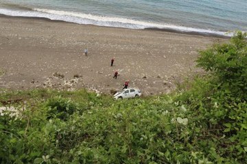 DENİZ MANZARASINI İZLERKEN OTOMOBİLİ UÇURUMA YUVARLANDI