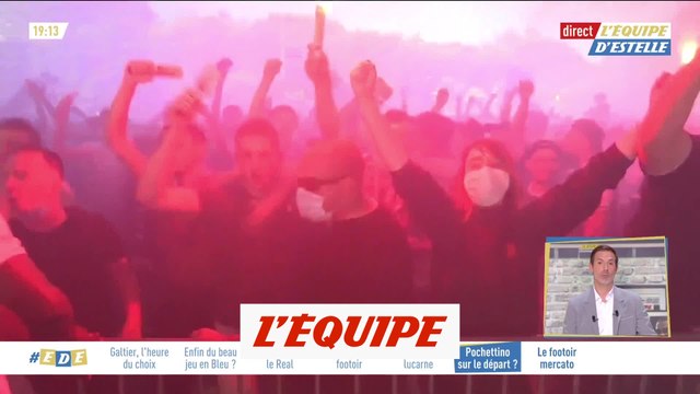 Scènes de liesse à l'arrivée du car des joueurs - Foot - Barrages L1 aller - TFC