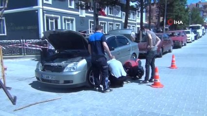 Otomobilin motoruna sıkışan kedi kurtarıldı