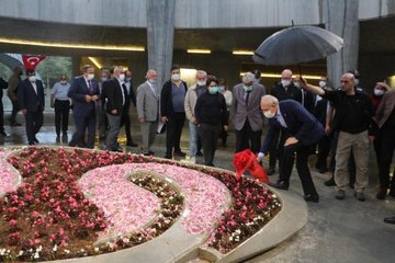 KILIÇDAROĞLU, GÜN DOĞUMUNDA İŞÇİLERLE GÜL TOPLADI