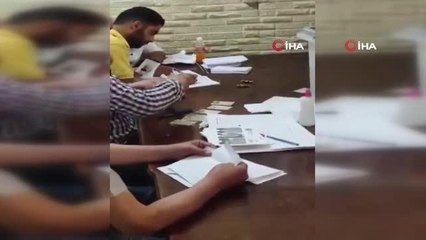 Suriye'de "demokratik" seçimGörevliler sivillere hazır oy kağıtları verdi