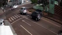 Câmera mostra colisão entre carro e moto em cruzamento que é controlado por semáforo