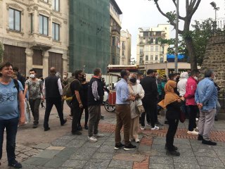 Galata Kulesi'nin bir yanında intihar, diğer yanında evlilik teklifi