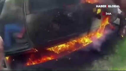 ABD'de yanan aracın içinde bayılan sürücü son anda kurtarıldı