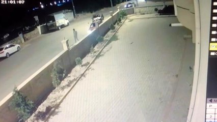 Son dakika 3. sayfa: 2 otomobile çarpıp yaralı halde kaçan sürücü güvenlik kameralarına yakalandı