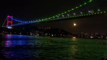 İSTANBUL - 15 Temmuz Şehitler Köprüsü ve Yavuz Sultan Selim Köprüsü, Azerbaycan bayrağının renklerine büründü