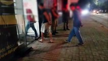 Trio preso pelo BPFron com 500 pacotes de cigarros contrabandeados é levado à Polícia Federal, em Cascavel