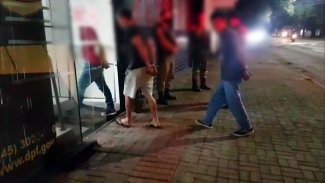 Trio preso pelo BPFron com 500 pacotes de cigarros contrabandeados é levado à Polícia Federal, em Cascavel