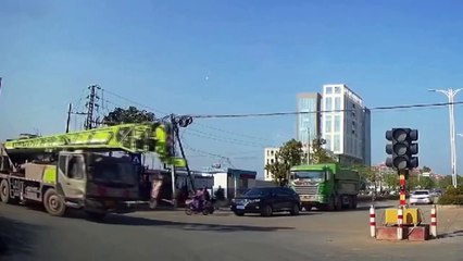 Dash cam idiots- The worst drivers caught on Tik Tok