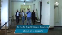 García Cabeza de Vaca sale de su oficina del palacio de gobierno