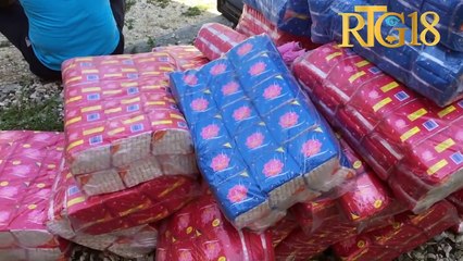 Responsab yo nan AHF distribiye sèvyèt ijyenik pou plizyè elèv nan lise jèn fi