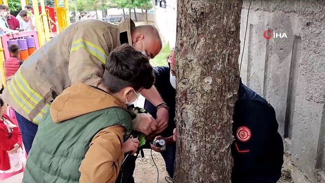 Parkta oyun oynarken parmağını banka sıkıştırdı, yardımına itfaiye koştu