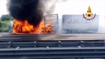 Incendio su autoarticolato in Autostrada, intervengono i Vigili del Fuoco - video