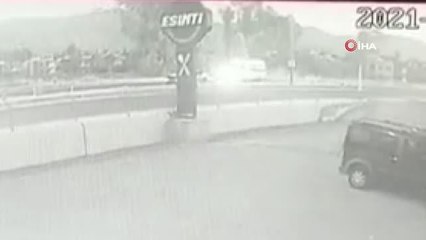 Son dakika haberi! Otomobilin çarptığı kardeşler hayatını kaybetti... Kaza anı kamerada