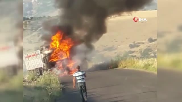Adıyaman'da yanan tır alev topuna döndü, dumanlar gökyüzünü kapladı