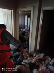 YAŞLI KADININ ÖLÜ BULUNDUĞU EVDEN 3 KAMYON ÇÖP ÇIKTI