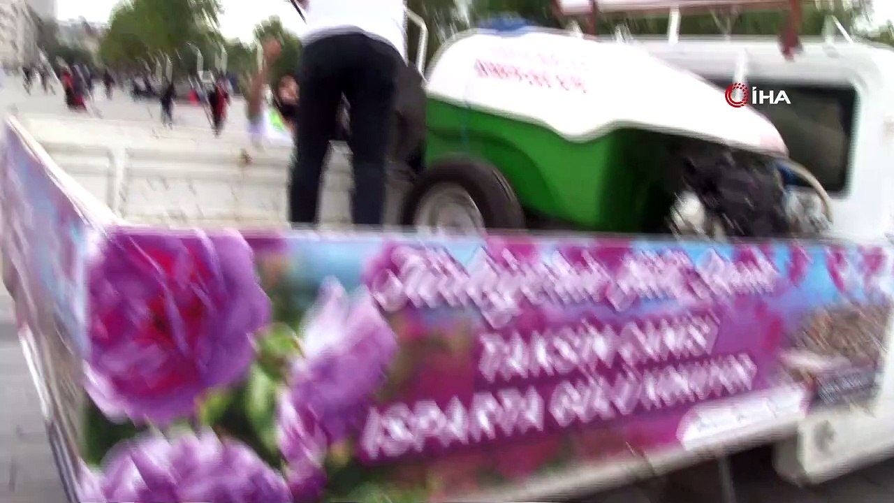 Taksim Camii çevresi gül suyu ile yıkandı