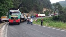 ÇANAKKALE - Arızalanan tır nedeniyle Çanakkale-İzmir yolu trafiğe kapandı