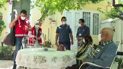 İZMİR - Vefa Sosyal Destek Grubunda görevli müzik öğretmeni sazıyla vatandaşlara moral veriyor