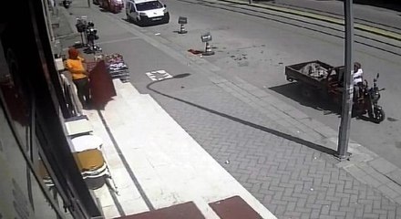 MAĞAZANIN ÖNÜNDEKİ SEHPA TAKIMI VE HALIYI SEÇEREK ÇALDILAR; O ANLAR KAMERADA