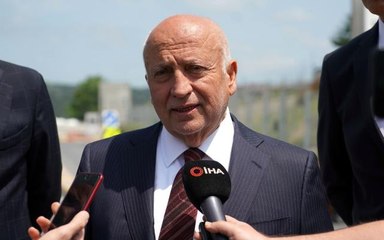 Işın Çelebi listesini divan kuruluna teslim etti