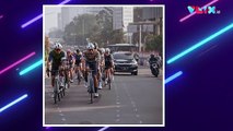 Pengendara Plat AA mengacungkan tangan ke rombongan pesepeda