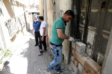 HIRSIZLARDAN KORUMAK İÇİN TARİHİ EVLERİN KAPILARINA DUVAR ÖRDÜLER