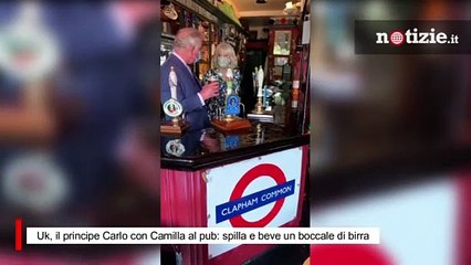 Uk, il principe Carlo con Camilla al pub: spilla e beve un boccale di birra