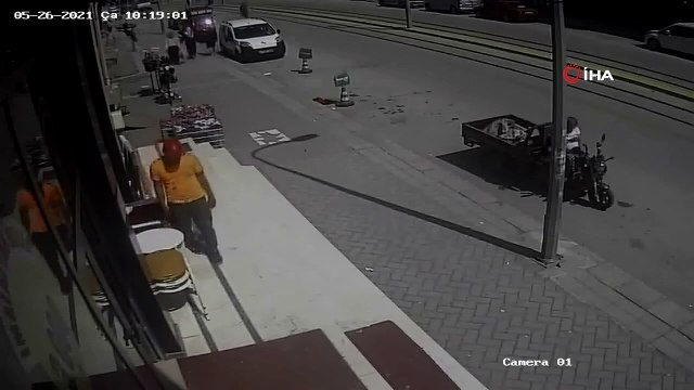 Rahatlıkları pes dedirtti... Güpegündüz mağaza önünden hırsızlık güvenlik kamerasında