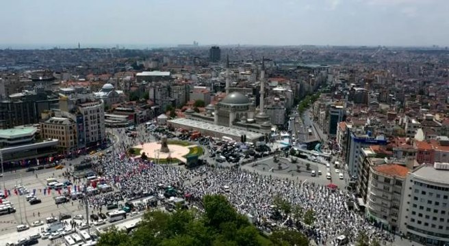 Cumhurbaşkanı Recep Tayyip Erdoğan, Cuma namazı ile birlikte açılışı yapılacak olan Taksim Camii'ne geldi. Taksim Camii'nde ilk ezan okundu.