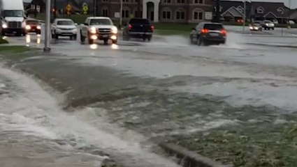 Traffic doesn't stop for flash flooding on Missouri highway