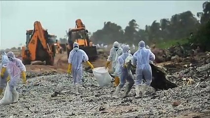 Plástico de navio incendiado vai parar em praia